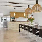 Stunning In With Kitchen Casa de Férias